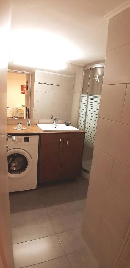Modern Home, 6' From The Metro Apartment