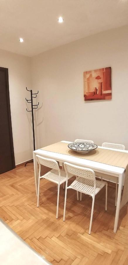 Modern Home, 6' From The Metro *