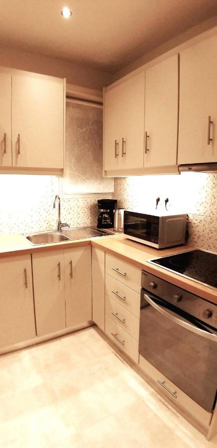 Modern Home, 6' From The Metro Apartment *